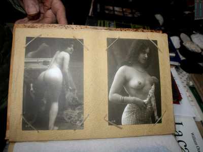 E� impossibile riuscire a elencare tutto ci� che si trova nella sua raccolta: si va da foto di donne nude risalenti agli anni 20...